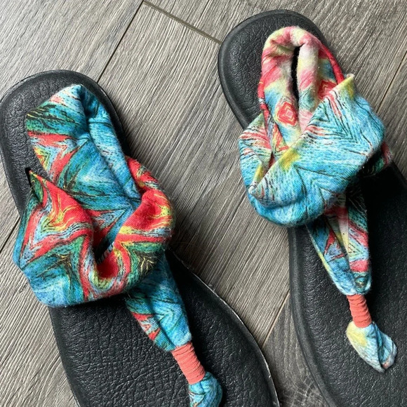 Sanuk Women’s Size 6 Printed Cloth Sandals - Picture 3 of 5